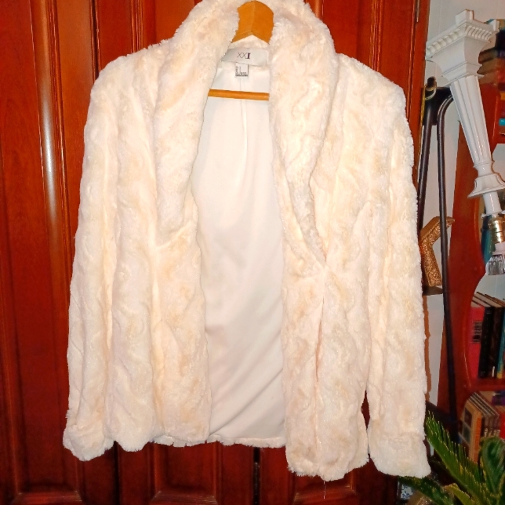 Forever 21 cream faux fur coat S